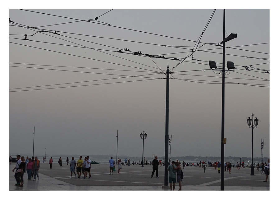 A place where people naturally gather: Praça do Comércio - drawn by the river, the cafés and the open space.